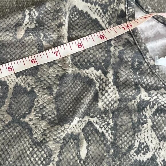 Bombom Women's Short Sleeve Snakeskin Print Shirt Top Blouse V-Neck Size… - Picture 11 of 13